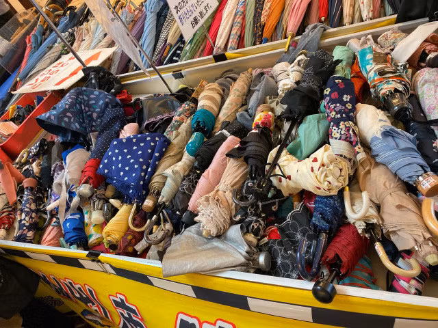 Hầu hết người Nhật có thói quen dùng ô, cũng vì thế món đồ này thường bị bỏ quên trên tàu điện ngầm nhiều nhất. Tại chợ Tetsudo Wasuremono Ichi, bạn có thể thỏa thích tìm mua một chiếc ô với đủ màu, đủ kiểu dáng để lựa chọn.