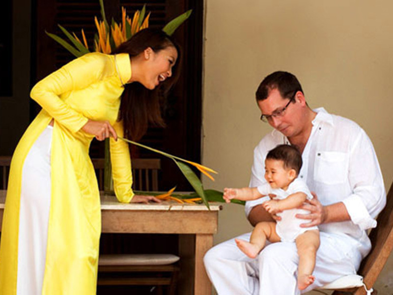 Sau khi lấy chồng, sinh con, Bằng Lăng ở ẩn, sống dựa vào đồng lương của ông xã. Ảnh: Mốt và cuộc sống