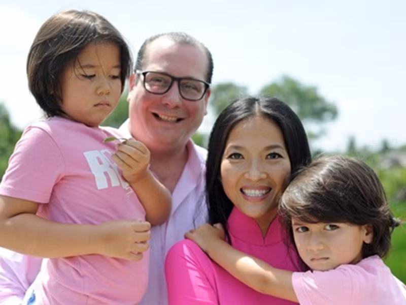 Nếu không đi công tác xa, chồng ngoại quốc của Bằng Lăng về đến nhà lại chơi với các con. Ảnh: Vietnamnet