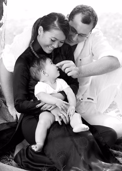 Về phía mình, Bằng Lăng cho biết: "Tôi yêu anh ấy vì anh ấy biết tôn trọng tôi, anh ấy hiểu tôi và biết nghe chia sẻ". Ảnh: Mốt và cuộc sống