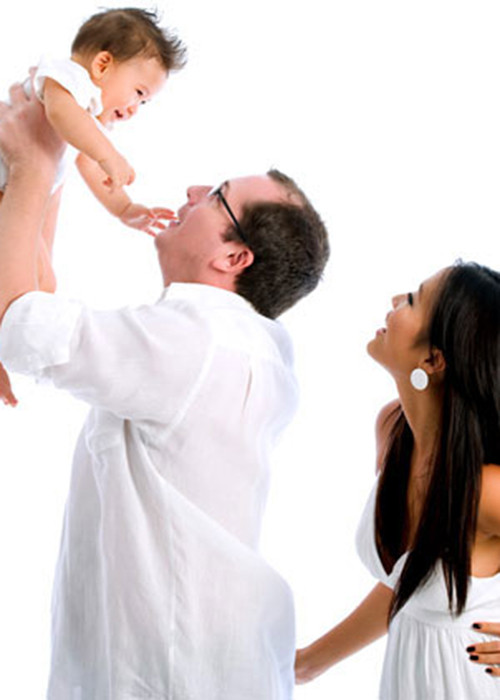 Bằng Lăng từng khoe được ông xã phụ nấu ăn, dọn dẹp, rửa chén, chăm sóc con. Ảnh: Mốt và cuộc sống