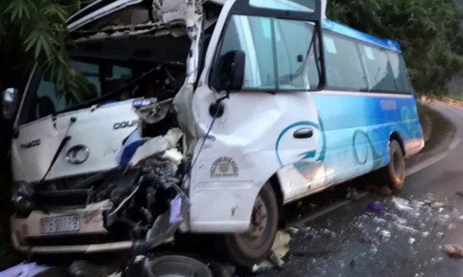 Xe khach cho 29 nguoi gap nan tren deo Bao Loc