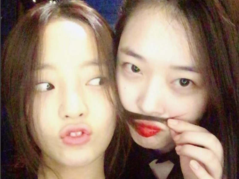 Giống như Choiza, Goo Hara là số ít người ở bên Sulli khi cô phải đối mặt với dư luận.