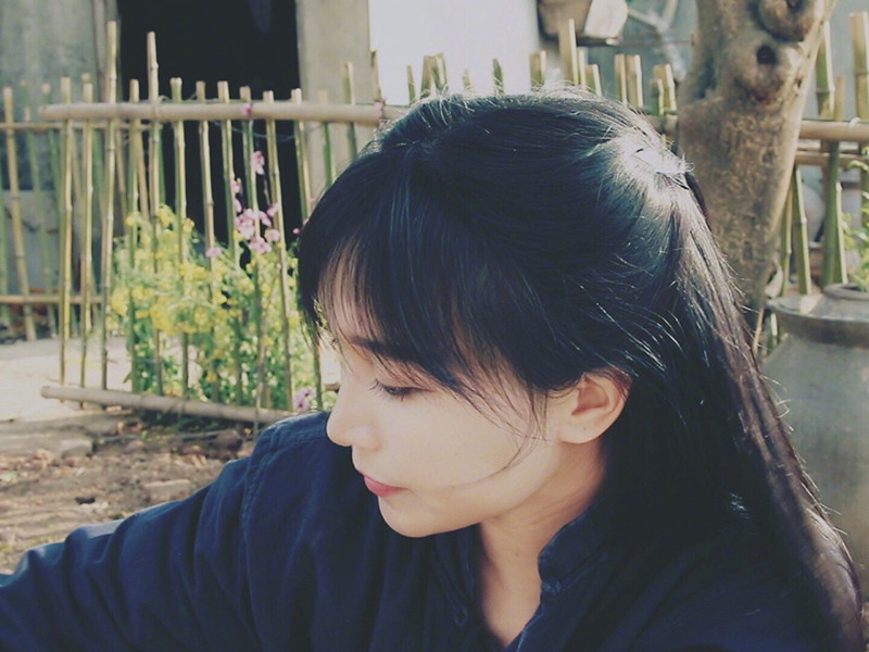 Tử Thất làm các công việc đồng áng, bếp núc với hình ảnh vô cùng duyên dáng.