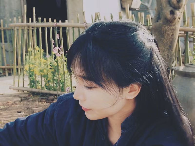 Tử Thất làm các công việc đồng áng, bếp núc với hình ảnh vô cùng duyên dáng.