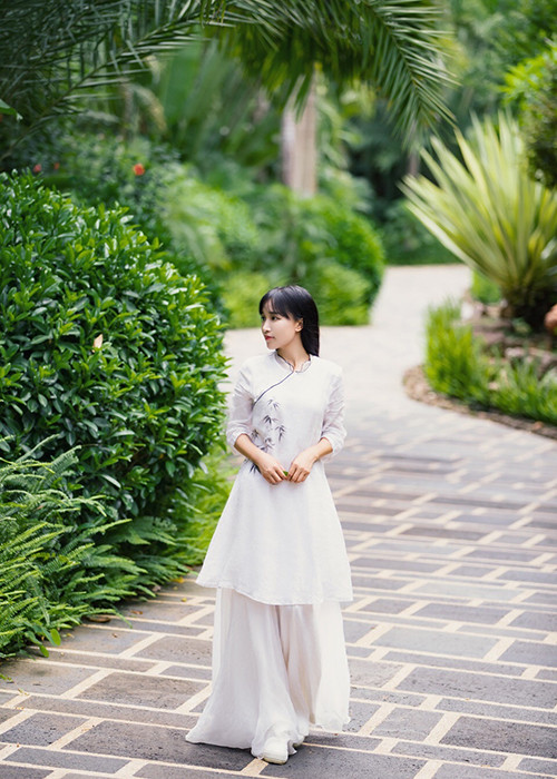 Tử Thất thường xuyên diện trang phục cổ trang.