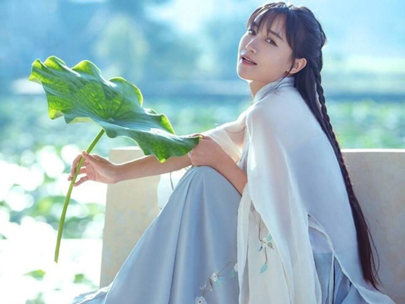 Tử Thất làm DJ, bồi bàn. Năm 22 tuổi, cô trở về quê sống cùng bà ngoại. Từ đó, Tử Thất bắt đầu thực hiện các video về cuộc sống thôn quê.