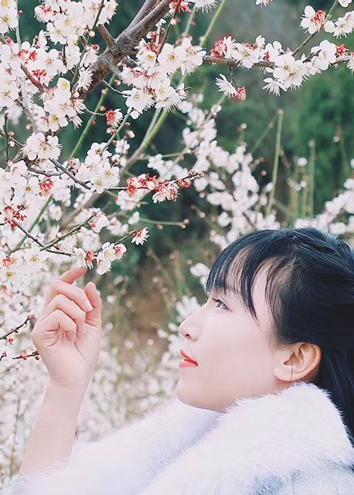 Tử Thất sống với ông bà từ nhỏ. Năm 14 tuổi, vì hoàn cảnh gia đình, cô bỏ học lên Thâm Quyến làm thuê.