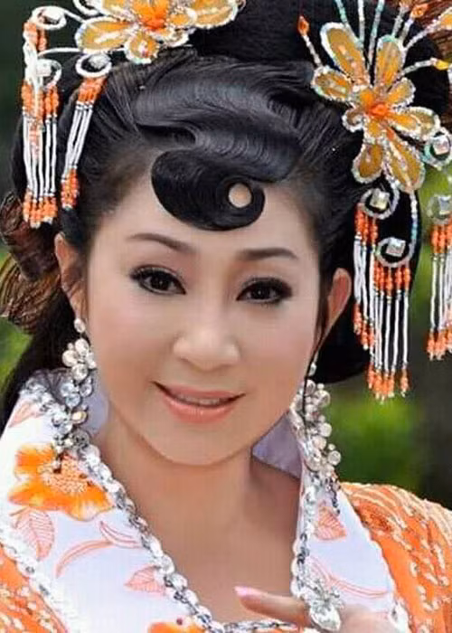 Nhan sắc của nghệ sĩ cải lương Thoại Mỹ ở tuổi 50 được khen đẹp mặn mà.