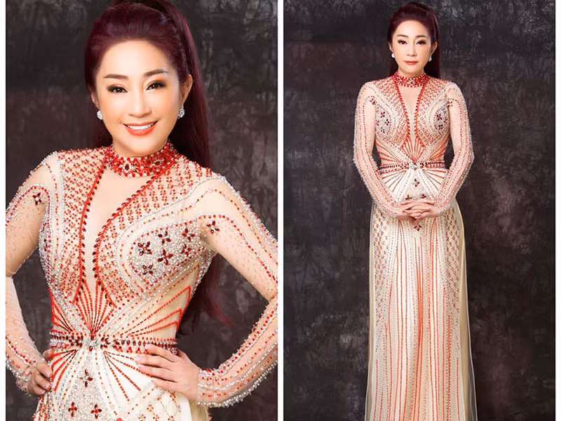Hình ảnh nữ nghệ sĩ cải lương khoe nhan sắc không tuổi khi diện áo dài.