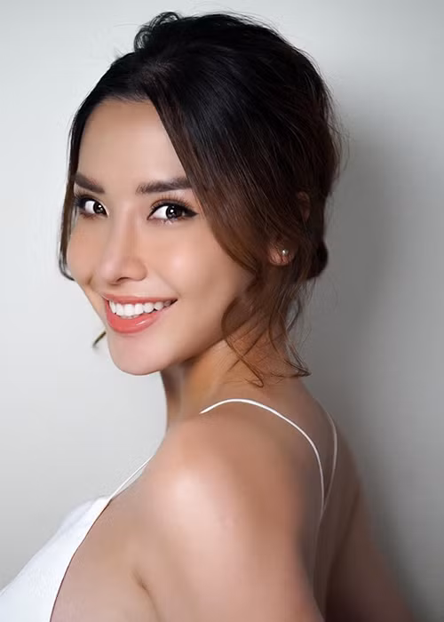 Thùy Trang sau đó cho biết, Khánh Phương đã hứa hoàn lại 250 triệu đồng. Chị gái Đặng Thu Thảo còn cho biết lý do cô ẩn status tố Khánh Phương cũng là do trước đó Phương xin cô gỡ status, hứa bồi hoàn.