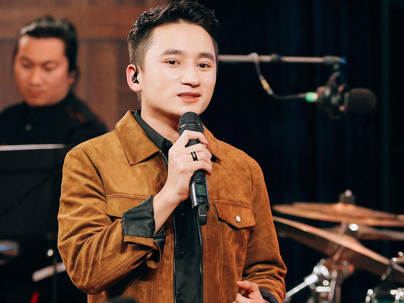 Trước lời tố quỵt tiền, Phan Mạnh Quỳnh phủ nhận. “Nói thật, tôi mà nợ tiền như lời tố, người ta liệu có để yên cho tôi không? Trong khi bao nhiêu năm qua, tôi vẫn làm việc, xuất hiện đều đặn, cũng không lẩn trốn", nam ca sĩ bức xúc lên tiếng.