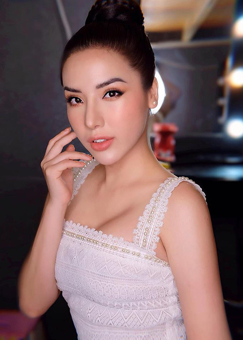 Theo lời Thùy Trang, năm 2016, Khánh Phương vay 300 triệu và thỏa thuận sẽ làm việc cho Thùy Trang để trả nợ. Tuy nhiên, Khánh Phương hủy thỏa thuận và hứa trả góp mỗi tháng 10 triệu. Chỉ được 4 tháng, Khánh Phương không trả nữa.