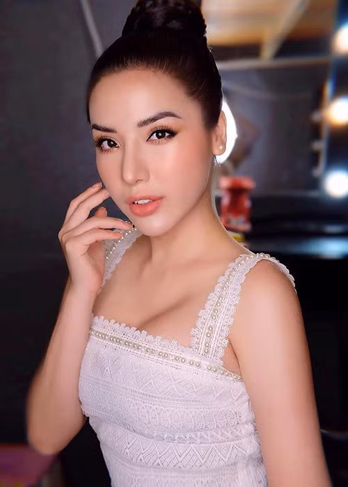 Theo lời Thùy Trang, năm 2016, Khánh Phương vay 300 triệu và thỏa thuận sẽ làm việc cho Thùy Trang để trả nợ. Tuy nhiên, Khánh Phương hủy thỏa thuận và hứa trả góp mỗi tháng 10 triệu. Chỉ được 4 tháng, Khánh Phương không trả nữa.