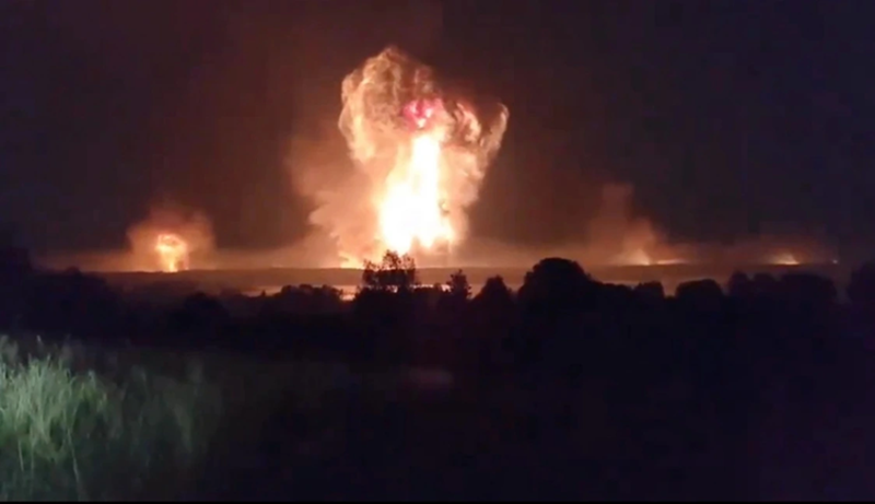 Kiev cũng đang phải hứng chịu các đợt tấn công dữ dội, kéo dài gần một tuần. Các kênh giám sát đang ghi nhận những vụ bắn trúng mục tiêu mới. Các kho đạn dược, các khu vực đóng quân của các binh sĩ thuộc các trung đoàn quốc gia, lính đánh thuê nước ngoài, cũng như các cơ sở sản xuất quân sự đều bị tấn công. Ảnh minh họa: CNN.