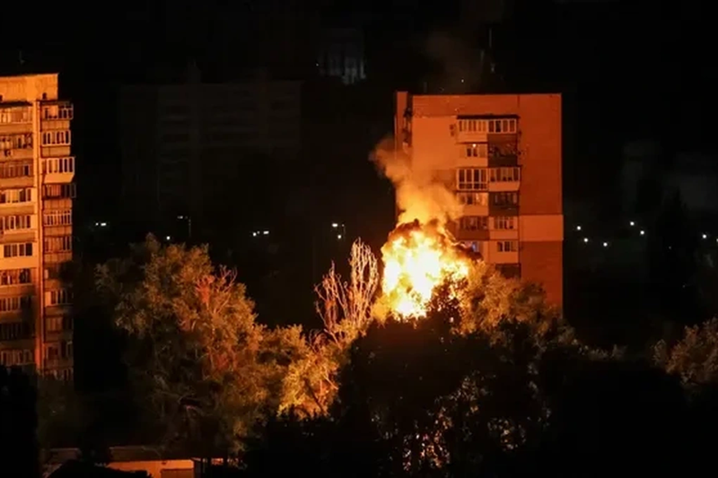 Các cuộc tấn công mạnh bằng tên lửa và UAV Nga nhắm vào các mục tiêu quân sự và hậu cần ở Kiev và vùng lân cận đã kéo dài gần một tuần. Đêm 6/11, máy bay không người lái “Geranium” tiếp tục tấn công, và cư dân địa phương đã báo cáo về nhiều vụ nổ. Ảnh: Reuters.