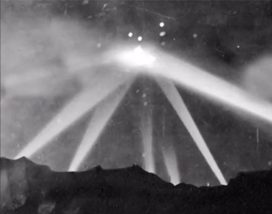 Trước sự việc kỳ lạ này, một số giả thuyết, lời đồn được đưa ra. Có người cho rằng có khoảng 25 - 30 máy bay Nhật Bản xuất hiện trong đêm 24 và rạng sáng ngày 25/2. Cũng có người cho rằng "máy bay lạ" trên thực chất là khí cầu thời tiết hoặc khí cầu lửa của Nhật Bản.