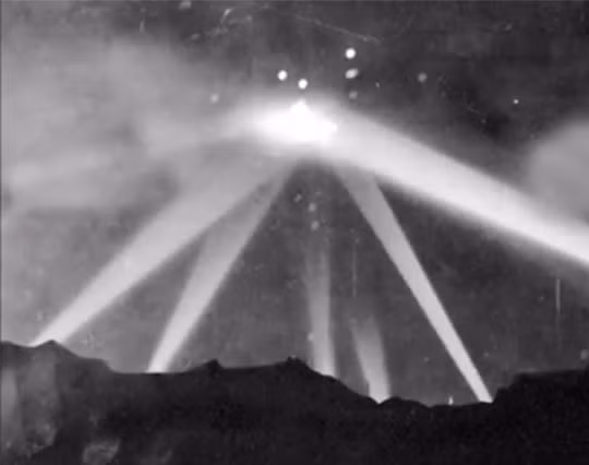 Trước sự việc kỳ lạ này, một số giả thuyết, lời đồn được đưa ra. Có người cho rằng có khoảng 25 - 30 máy bay Nhật Bản xuất hiện trong đêm 24 và rạng sáng ngày 25/2. Cũng có người cho rằng "máy bay lạ" trên thực chất là khí cầu thời tiết hoặc khí cầu lửa của Nhật Bản.