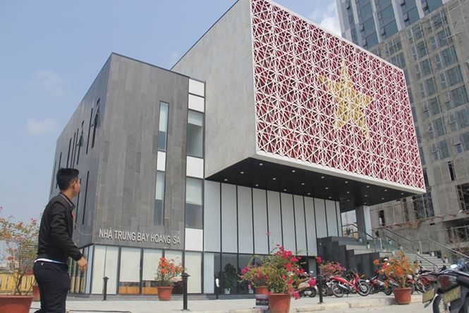 Nhà trưng bày với thiết kế lá cờ đỏ sao vàng phía trước, hướng mặt ra biển Đông. Ảnh: Thanh Trần.