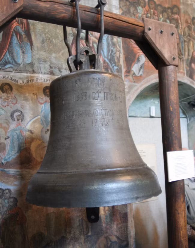 Cuộc sống của con người thời xưa ẩn chứa nhiều bí mật bất ngờ. Ví dụ như không chỉ con người mà ngay cả những vật thể vô tri, vô giác cũng bị đem ra xét xử. Một trường hợp nổi tiếng là về quả chuông ở Uglich.