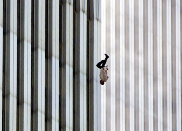 Richard Drew, phóng viên của Associated Press, chụp được bức ảnh có tên "The Falling Man" ngày 9/11/2001. Nhân vật trong bức ảnh là một người đàn ông trong lúc tuyệt vọng chọn cách nhảy xuống còn hơn là chết sau khi tòa tháp phía Bắc của Trung tâm thương mại thế giới bị tấn công khủng bố.