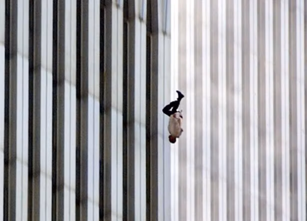 Richard Drew, phóng viên của Associated Press, chụp được bức ảnh có tên "The Falling Man" ngày 9/11/2001. Nhân vật trong bức ảnh là một người đàn ông trong lúc tuyệt vọng chọn cách nhảy xuống còn hơn là chết sau khi tòa tháp phía Bắc của Trung tâm thương mại thế giới bị tấn công khủng bố.
