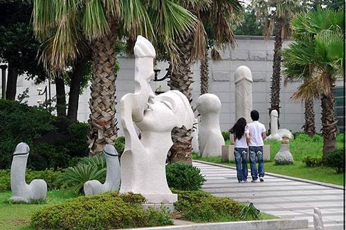 Một số bức tượng mang những nét hài hước, dí dỏm.