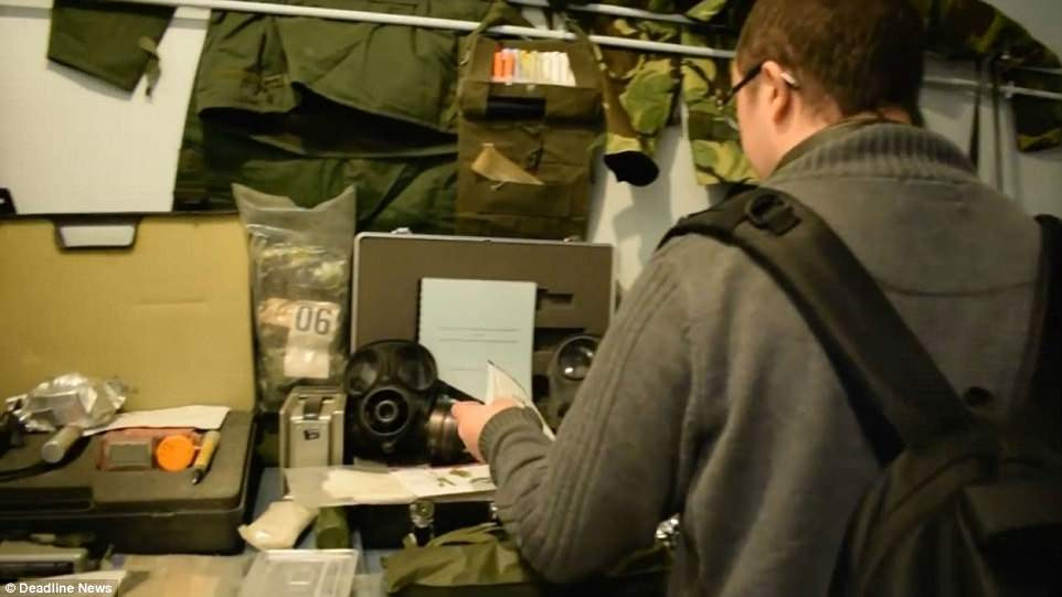 Nhiều trang thiết bị máy móc được trang bị trong hầm trú ẩn hạt nhân nhằm phát hiện một vụ nổ hạt nhân và bụi phóng xạ.