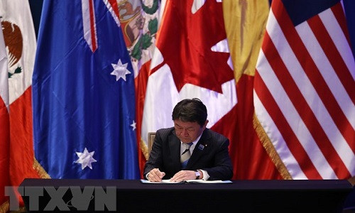 Bộ trưởng Kinh tế Nhật Bản Toshimitsu Motegi ký Hiệp định CPTPP tại hội nghị ở Santiago (Chile). (Nguồn: AFP/ TTXVN)