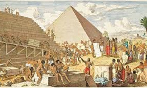 Tuy nhiên, các chuyên gia cho rằng số công nhân mà Herodotos nhắc đến có sự nhầm lẫn vì không thể có một lực lượng công nhân hùng hậu cùng xây dựng 1 kim tự tháp cùng lúc như vậy.