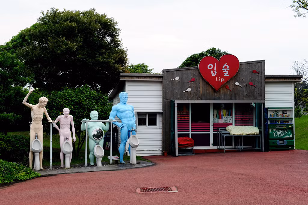Công viên tình yêu (Love Land) với 140 bức tượng mang chủ đề về tình dục độc đáo nằm ở thành phố Jeju, Hàn Quốc.