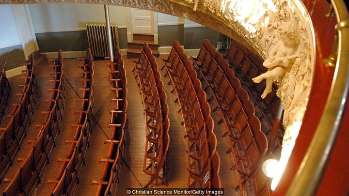 Là các thị trấn biên giới, Derby Line và Stanstead chia sẻ nhiều đặc thù.