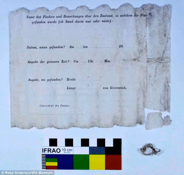 Mỗi cuộn giấy nhét bên trong chai ghi tọa độ tàu thuyền, ngày tháng và tên con tàu.