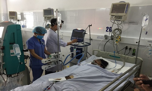 Các nạn nhân bị ngộ độc rượu đang điều trị tại bệnh viện. Ảnh: THÁI BÁ DŨNG