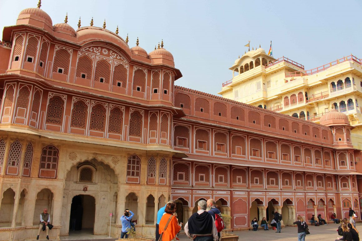 Trước thềm chuyến thăm của Hoàng tử xứ Wales, nhà cai trị Jaipur là Raja Jawai Singh đã lấy màu hồng làm chủ đạo trong các buổi hòa đàm ngoại giao với Anh.