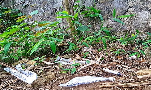 Kim tiêm còn nguyên máu vứt ngay cạnh các bậc thang lên xuống tại di tích Thành Nhà Mạc.