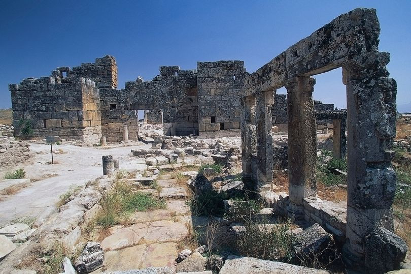 "Khí độc ở nơi đó dày đặc tới mức con người hầu như không thấy đáy của nó. Mọi động vật chết ngay tức thì khi chui vào hang. Tôi ném những con vẹt vào hang và thấy chúng tắt thở rồi rơi ngay lập tức", Strabo mô tả về cổng địa ngục.