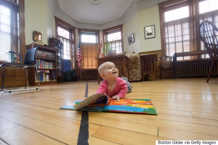 Tòa nhà chỉ có một lối vào, ở phía Mỹ, nhưng người dân Canada được tự do vào và sử dụng thư viện, miễn là họ quay trở lại phía Canada.