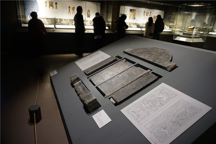 Buổi triển lãm những báu vật thời nhà Đường thu hút khá đông khách tham quan.