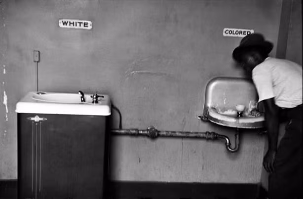 Hình ảnh nhói lòng về vấn nạn phân biệt chủng tộc ở Mỹ năm 1950.