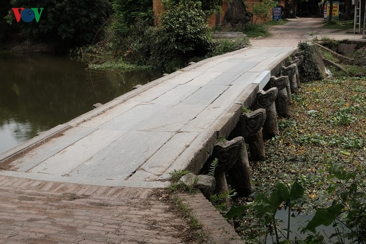 Cầu đá làng Nôm như một biểu tượng của người dân làng Nôm. Gần như các câu ca dao tục ngữ về làng nôm xưa đều được thông qua biểu tượng chính là cây cầu này. Không chỉ mang giá trị lịch sử, văn hóa, kiến trúc độc đáo, chiếc cầu đá cổ hơn 200 năm này được các nhà nghiên cứu di sản đánh giá là một công trình độc đáo còn nguyên vẹn chưa từng thấy ở bất cứ làng cổ nào của đồng bằng sông Hồng.