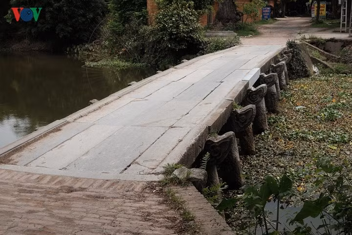 Cầu đá làng Nôm như một biểu tượng của người dân làng Nôm. Gần như các câu ca dao tục ngữ về làng nôm xưa đều được thông qua biểu tượng chính là cây cầu này. Không chỉ mang giá trị lịch sử, văn hóa, kiến trúc độc đáo, chiếc cầu đá cổ hơn 200 năm này được các nhà nghiên cứu di sản đánh giá là một công trình độc đáo còn nguyên vẹn chưa từng thấy ở bất cứ làng cổ nào của đồng bằng sông Hồng.