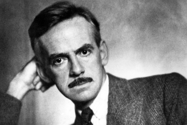 Eugene O'Neill là soạn giả nổi tiếng người Mỹ từng đoạt giải Nobel, Pulitzer: Ông chào đời tại khách sạn Broadway ở Quảng trường Thời đại, New York. Những ngày cuối đời, ông O'Neill - người nổi tiếng lịch sử nằm trên giường bệnh tại một khách sạn ở Boston.