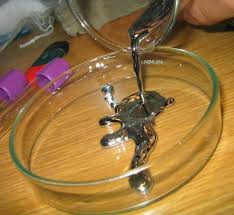 Những người mắc bệnh giang mai có thể uống, tiêm hay đắp thủy ngân lên da để điều trị bệnh. Hậu quả là bệnh nhân có thể bị tổn thương thận và não, viêm thần kinh thị giác, co giật, sốt, thậm chí là tử vong.