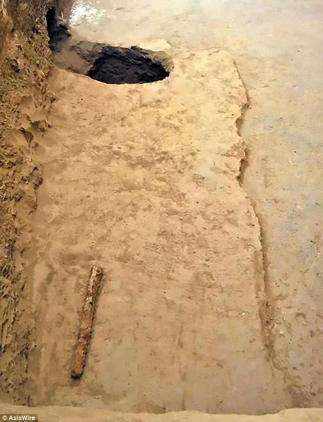 Thêm nữa, hai người phụ nữ (một người ngoài 50 tuổi và người còn lại khoảng hơn 20 tuổi) được chôn cất trong cùng gian mộ với Tào Tháo cũng được phát hiện.