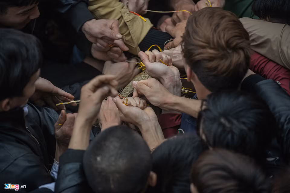 Sau khi làm lễ, hàng nghìn người tham dự sẽ cố gắng rút được sợi chiếu, với quan niệm sẽ gặp may mắn, đặc biệt là gia đình nào chưa có con cái sẽ sinh được quý tử.