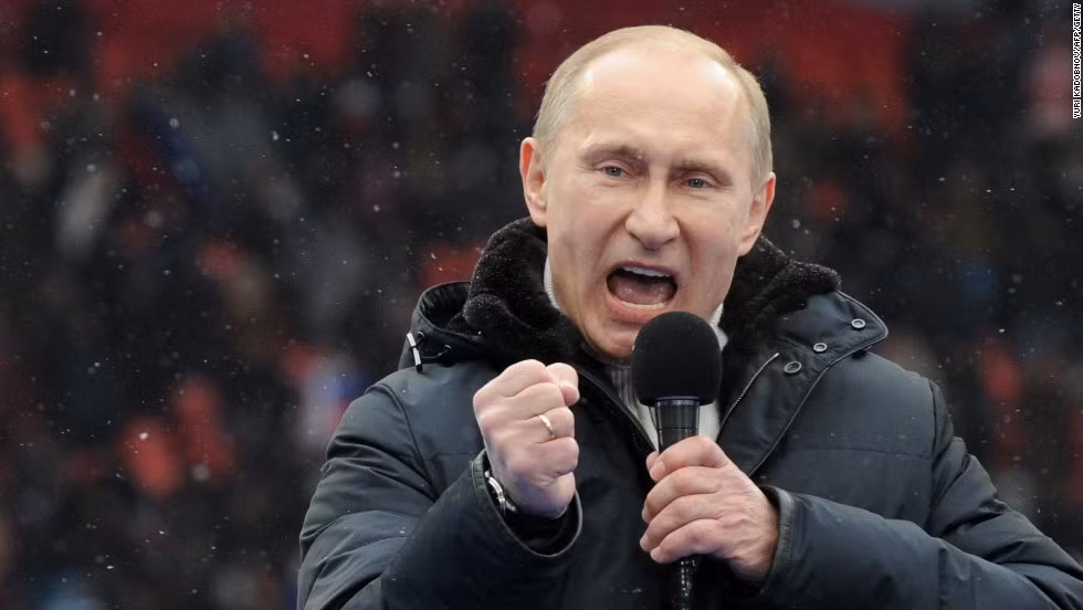 Tổng thống Putin được mọi người xung quanh nhận xét là người ít nói, rất đúng giờ, hiệu quả và lịch sự với đồng nghiệp.