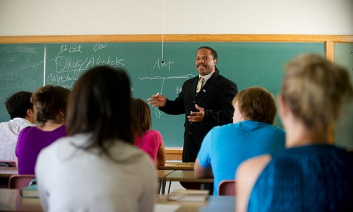 O nuoc ngoai chuc danh giao su co de xet phong?