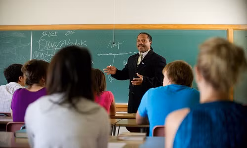 O nuoc ngoai chuc danh giao su co de xet phong?