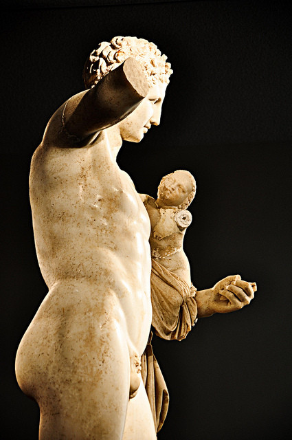 Người ta phát hiện bức tượng giá trị này trong đống đổ nát của một ngôi đền thờ nữ thần Hera tại Olympia năm 1877. Mời quý độc giả xem video: Bức tượng bị sờ của quý đến nhẵn bóng để cầu tự (nguồn: VTC14)